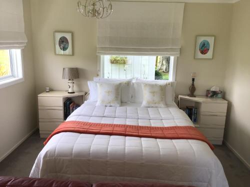 奥托罗杭阿Mohaonui Farmstay的一间卧室配有一张大床,铺有红白毯子