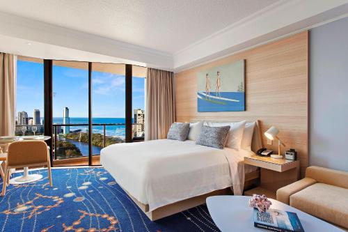 黄金海岸冲浪者天堂万豪假日俱乐部酒店的酒店客房设有一张床和一个大窗户