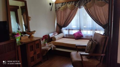 珍南海滩Villa Dalam Laut 580的客房设有带床和镜子的窗户。