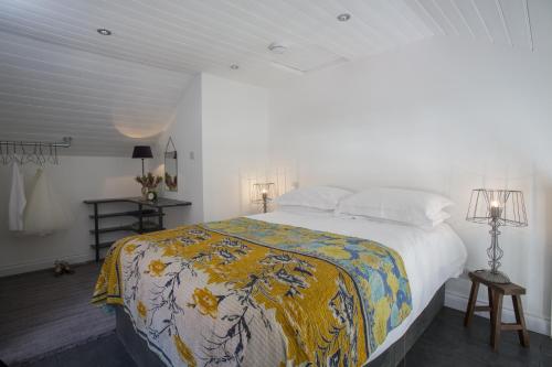 温彻斯特两只赤脚公寓的一间卧室配有一张大床和色彩缤纷的毯子