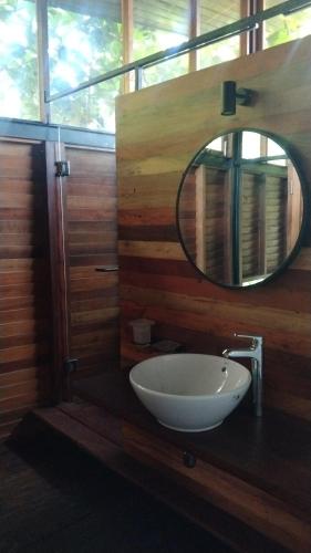 帕讷杜勒Ganga-Langa的一间带水槽和镜子的浴室