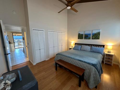 科纳Oceanfront Penthouse with Loft的一间卧室设有一张床和一间客厅。