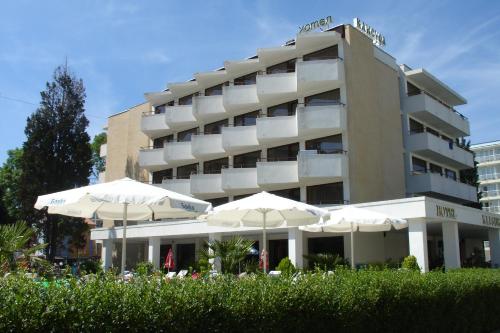 阳光海滩克里苏拉酒店的酒店大楼前面有雨伞