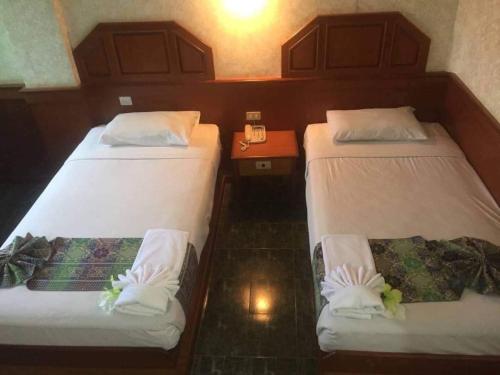 色军萨卡尔大皇宫酒店的两张位于酒店客房的床,上面有鲜花