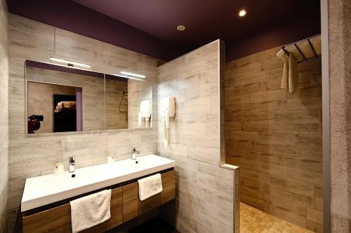 巴勒迪克HOTEL DE LA GARE的一间带水槽和镜子的浴室