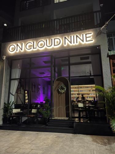 昆岛Tuấn Ninh Hotel II的云上读有字牌的餐厅