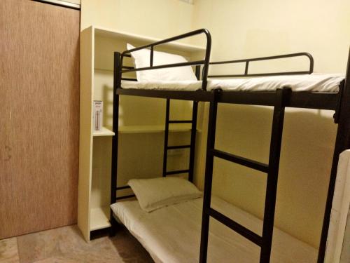 孟买Near Airport AC Double Room at a Budget Inn的双层床间 - 带两张双层床