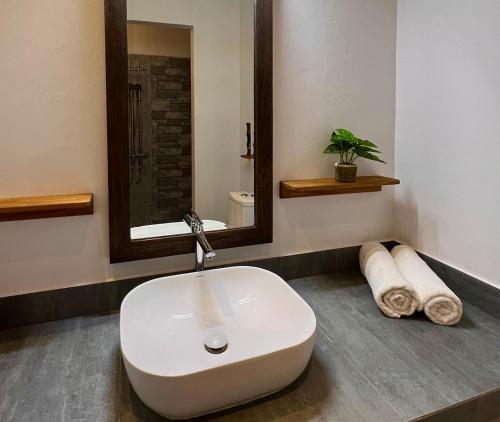 翡诺岛Kihaa Holiday Home的浴室设有白色水槽和镜子