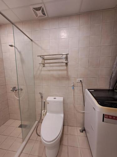 Hu-t'ou-shan夢想旅居的一间带卫生间和玻璃淋浴间的浴室