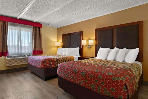 弗拉格斯塔夫Econo Lodge Flagstaff Route 66的酒店客房设有两张床和窗户。