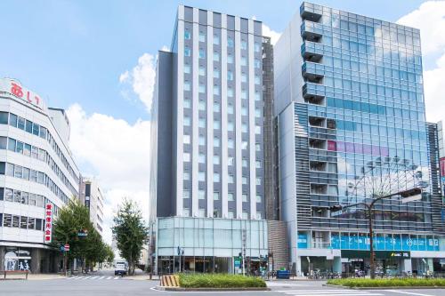 名古屋Comfort Inn Nagoya Sakae的一座高大的建筑,在城市里装有玻璃窗