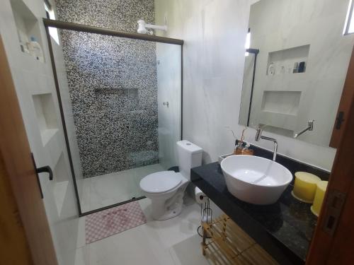 巴纳内拉斯Lar das Cerejeiras的一间带水槽、卫生间和淋浴的浴室