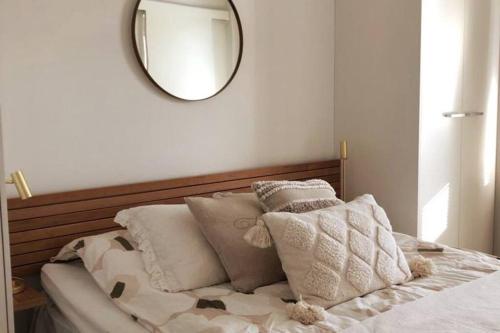 赫尔辛基Verso la casa mia的一间卧室配有一张带镜子和枕头的床