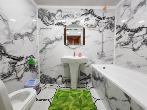 布哈拉布哈拉萨曼尼住宿加早餐旅馆的黑白浴室设有水槽和浴缸。