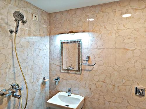 孟买Near Airport AC Double Room at a Budget Inn的一间带水槽和淋浴的浴室