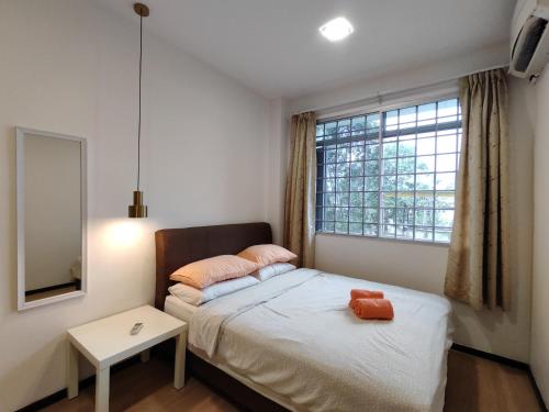 古晋Eden 8pax 3Rooms apartment near Kuching Airport的一间小卧室,配有床和窗户
