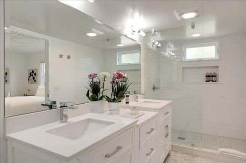 圣巴巴拉Shoreline Cottage的白色的浴室设有水槽和镜子