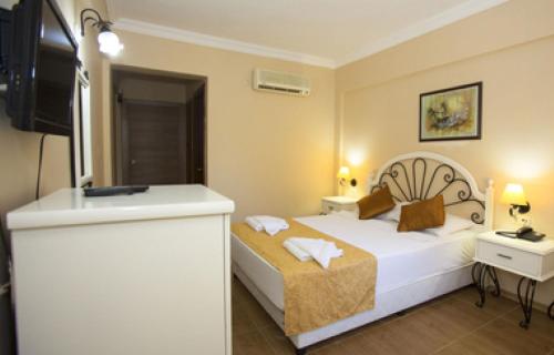 厄吕代尼兹泽赫拉全包酒店的酒店客房设有床和水槽