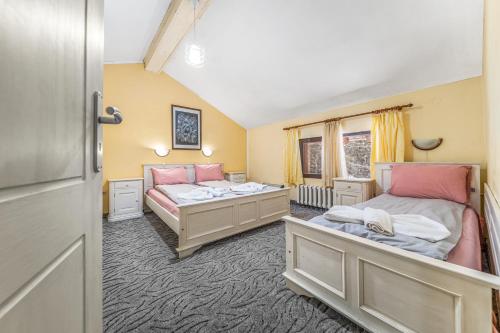 班斯科House Shiligarnika的一间卧室设有两张床和窗户。