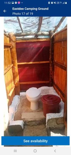 LidliddaCamping Ground @ Eastdee Lidlidda的一间带卫生间和红色墙壁的浴室