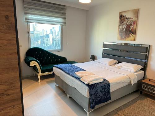 伊斯坦布尔Flora Rezidance Ataşehir的卧室配有床、椅子和窗户。