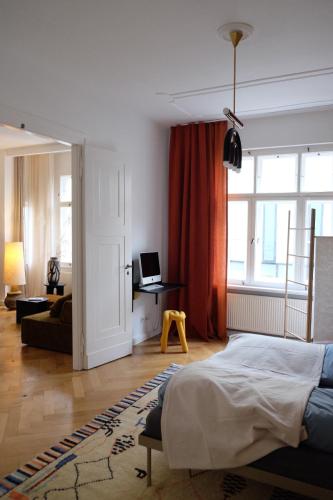 魏玛Design Apartments Weimar Altstadt的一间卧室配有一张床和一张带笔记本电脑的书桌