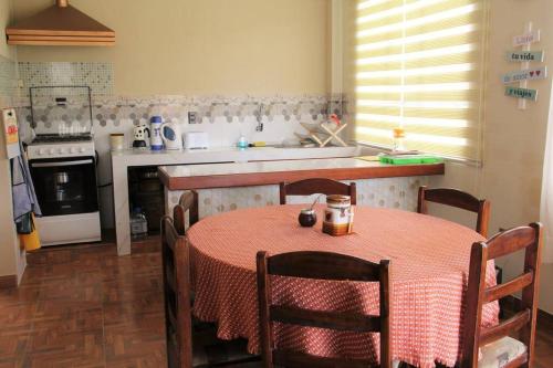 Lago Sagrado Titicaca - Casa de Campo & Agroturismo的一间带桌子的厨房和一间带炉灶的厨房