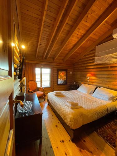 Markópoulon OropoúVilla Marrone Splendid Seaview的小木屋内一间卧室,配有一张床