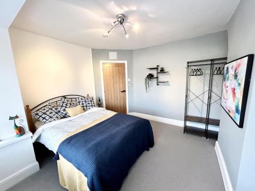 切斯特勒斯特里特Beautiful 3-Bed House in Chester-le-Street的一间卧室配有一张带蓝色毯子的床