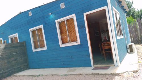 德尔迪阿布罗角Cabañas azules的蓝色的房子,设有门窗