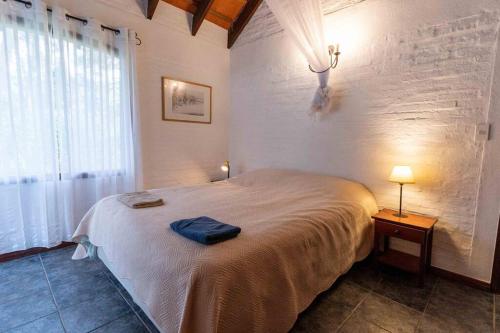 埃斯特角城Casa Acuario - großes Haus mit besonderem Flair的一间卧室设有一张大床和一个窗户。