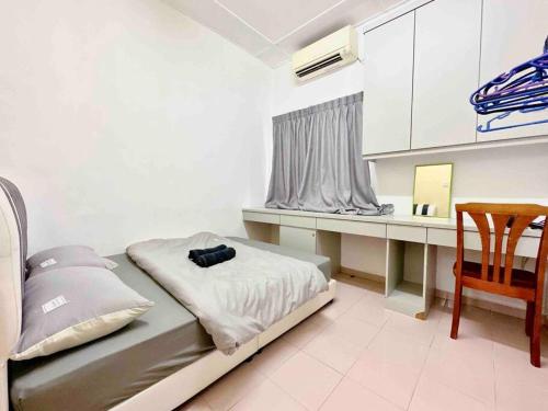 士姑来TAMAN UNIVERSITI THREE BEDROOMS 6-10Pax UTM, SKUDAI的一间卧室配有一张床和一张桌子及椅子