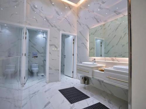 哈费尔巴廷شاليهات لاڤيرا的大型浴室设有2个水槽和淋浴。