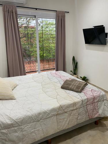 波萨达斯Wawa Estudio 3的一间卧室设有一张大床和窗户