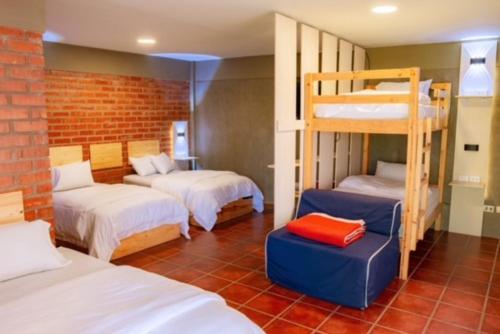 TorotoroVilla Etelvina的客房设有两张床和一张双层床。