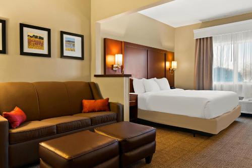 萨吉诺萨吉诺康福特套房酒店的酒店客房,配有床和沙发