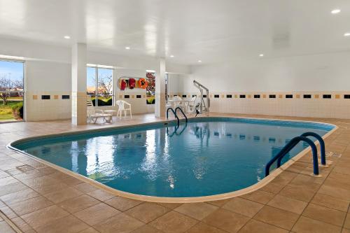 萨吉诺萨吉诺康福特套房酒店的一座带游泳池的大楼内的大型游泳池