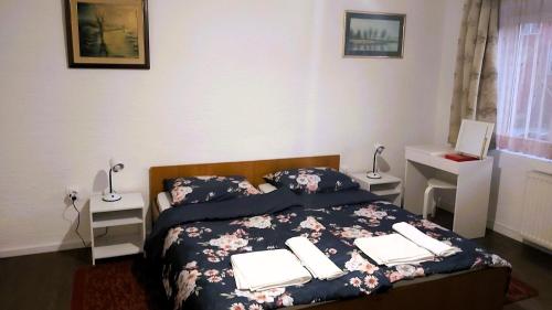 维罗维蒂察Mikesh的一间卧室配有一张床,上面有两条毛巾