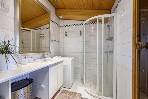 赫尔辛基Modern flat in the citycenter Helsinki的带淋浴和盥洗盆的浴室