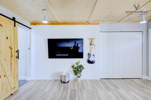 孟菲斯The Moose #5 - Modern Comfy Studio with King Bed, Free Parking & Fast WiFi的墙上有一扇门和吉他的房间
