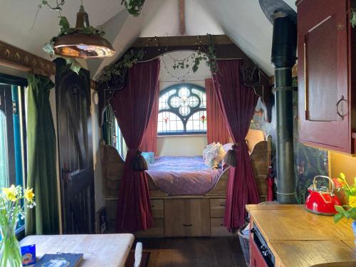 布德Enchanting Hand Painted Tabernacle with Hot Tub的一间带床的卧室,位于带窗户的房间内