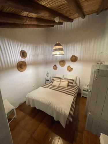 Farelos de BaixoParaíso dos Avós的一间卧室配有一张床和吊灯