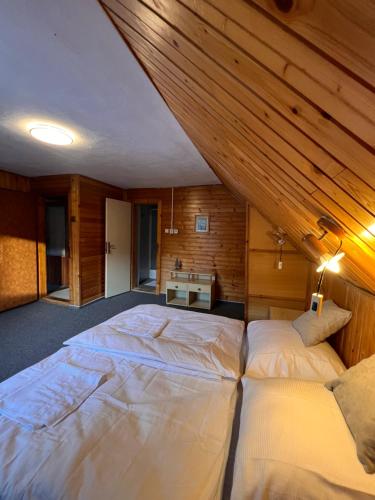 兹蒂尔Ždiarsky Dom的木制客房内的一间卧室配有两张床