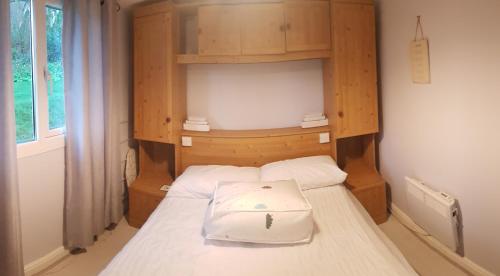 克洛韦利9 Sea Valley的一间卧室配有一张带木制床头板的床