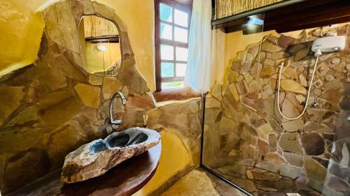 卡兰卡斯Bio Chalé Carrancas的石质浴室设有水槽和镜子