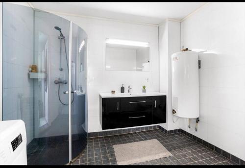 Modern 2-bedroom apartment的白色的浴室设有水槽和淋浴。