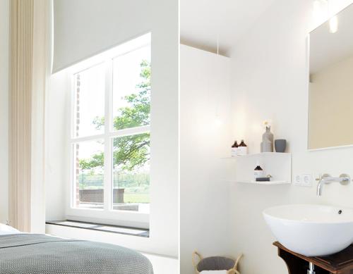 凯瑟尔Het Raadhuys - design B&B的白色的卧室设有水槽和窗户