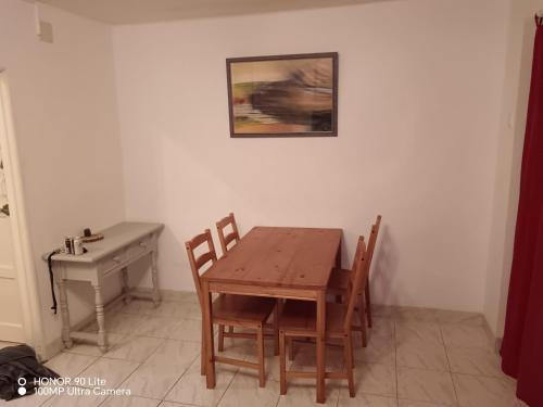 卡斯特利翁-德拉普拉纳Castellón Apartment Basic的一张桌子和椅子,位于带书桌的房间