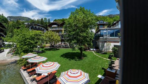 圣沃尔夫冈湖畔克蒂森酒店 - 仅限成人入住的草坪上带伞的度假村空中景观