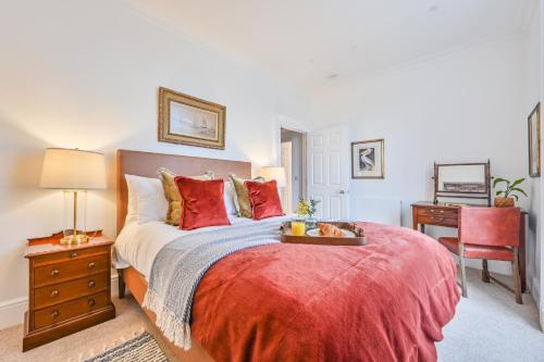 普里茅斯9 Admiralty House Stunning Luxury Apartment with free parking的一间卧室配有一张带红色枕头的大床